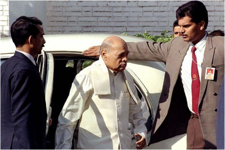 1) ജേക്കബ്‌സണ്‍സ് ഓര്‍ഗന്‍ ഏത് ജീവിയുടെ ജ്ഞാനേന്ദ്രിയമാണ് പാമ്പ് 2) ജോണ്‍ രാജാവ് മാഗ്നാകാര്‍ട്ടയില്‍ ഒപ്പുവച്ച വര്‍ഷം 1215 3) ജോണ്‍ എഫ് കെന്നഡി കൊല്ലപ്പെട്ട വര്‍ഷം 1963 4) ഡോയ്ഷ്‌ലാന്‍ഡ് എന്ന് പേര് ഏത് രാജ്യത്തെ സൂചിപ്പിക്കുന്നു ജര്‍മനി 5) തേനീച്ച വളര്‍ത്തലിന്റെ ശാസ്ത്രനാമം എപികള്‍ച്ചര്‍ 6) തേനീച്ച സമൂഹത്തിലെ തൊഴിലാളികള്‍ ആര് പെണ്‍ തേനീച്ച 7) ദേവി സിങിന്റെ നേതൃത്വത്തില്‍ കര്‍ഷകകലാപം നടന്ന സ്ഥലം മഥുര 8) ദേശീയ ഭക്ഷ്യസുരക്ഷാനിയമം പ്രത്യേക ശ്രദ്ധ ചെലുത്തുന്നത് ആരുടെ കാര്യത്തിലാണ് സ്ത്രീകളും കുട്ടികളും 9) ദേശീയ പ്രസ്ഥാനത്തിന്റെ ഔദ്യോഗിക വേഷമായി ഖാദിയെ പ്രഖ്യാപിച്ച വര്‍ഷം 1921 10) ദേശീയ മലിനീകരണ നിയന്ത്രണദിനം ഡിസംബര്‍ 2 11) ദേശീയ അടിയന്തരാവസ്ഥ പ്രഖ്യാപിക്കുന്ന ഭരണഘടനാ വകുപ്പ് 352 12) ദേശീയ അടിയന്തരാവസ്ഥ ആദ്യമായി പ്രഖ്യാപിക്കുമ്പോള്‍ പ്രധാനമന്ത്രി ജവഹര്‍ലാല്‍ നെഹ്‌റു 13) ദേശീയ സമരത്തിന്റെ ഭാഗമായി നടന്ന ചൗരിചൗര സംഭവം ഉത്തര്‍പ്രദേശിലെ ഏത് ജില്ലയിലാണ് നടന്നത് ഗൊരഖ്പൂര്‍ 14) ദേശീയഗാനത്തിന്റെ പൂര്‍ണരൂപം പാടാന്‍ ആവശ്യമായ സമയം 52 സെക്കന്റ് 15) ദേശീയ ഗാനത്തില്‍ ഹ്രസ്വരൂപം പാടാന്‍ ആവശ്യമായ സമയം 20 സെക്കന്റ് 16) ദേശീയോദ്ഗ്രഥനത്തിനുള്ള ഇന്ദിരാഗാന്ധി അവാര്‍ഡ് ആദ്യമായി നേടിയത് സ്വാമി രംഗനാഥാനന്ദ 17) ഡച്ചിഗാം വന്യജീവി സങ്കേതം എവിടെയാണ് ശ്രീനഗര്‍ 18) ഡച്ചുകാരുടെ ആദ്യത്തെ കപ്പല്‍ സമൂഹം കൊച്ചിയില്‍ എത്തിയത് ഏത് വര്‍ഷത്തില്‍ എ ഡി 1604 19) ഡല്‍ഹി ഏത് നദിയുടെ തീരത്താണ് യമുന 20) ഡല്‍ഹിക്ക് സമീപം കാണുന്ന പ്രശസ്തമായ ഇരുമ്പ് തൂണ് നിര്‍മ്മിച്ചത് ഏത് ഭരണാധികാരിയുടെ കാലത്താണ് ചന്ദ്രഗുപ്ത വിക്രമാദിത്യന്‍ 21) ഡല്‍ഹിയില്‍ ആദ്യമായി കമ്പോള നിയന്ത്രണം ഏര്‍പ്പെടുത്തിയ ഭരണാധികാരി അലാവുദീന്‍ ഖില്‍ജി 22) ഡല്‍ഹിയില്‍ മോട്ടി മസ്ജിദ് നിര്‍മ്മിച്ചത് ഔറംഗസീബ് 23) ഡല്‍ഹിയിലെ ആദ്യത്തെ മുസ്ലിം ഭരണാധികാരി കുത്ബുദീന്‍ ഐബക് 24) ഡല്‍ഹിയിലെ തുഗ്ലക്കാബാദ് കോട്ട നിര്‍മ്മിച്ചത് ഗിയാസുദ്ദീന്‍ തുഗ്ലക്ക് 25) ഡല്‍ഹിയിലേക്ക് രണ്ട് അശോകസ്തൂപങ്ങള്‍ കൊണ്ടുവന്ന തുഗ്ലക് സുല്‍ത്താന്‍ ഫിറോസ് ഷാ തുഗ്ലക് 26) ഡല്‍ഹിയുടെ ഭരണഘടനാപരമായ നാമം ദേശീയ തലസ്ഥാന പ്രദേശം 27) ജ്ഞാനപീഠം നേടിയ ആദ്യത്തെ മലയാള നോവല്‍ ഒരു ദേശത്തിന്റെ കഥ 28) ജ്ഞാനപീഠം നേടിയ ആദ്യത്തെ കശ്മീരി സാഹിത്യകാരന്‍ റഹ്‌മാന്‍ റാഹി 29) ജ്ഞാനപീഠം നേടിയ ആദ്യത്തെ നോവലിസ്റ്റ് താരാശങ്കര്‍ ബാനര്‍ജി 30) ജ്ഞാനയോഗം, രാജയോഗം എന്നീ പുസ്തകങ്ങള്‍ രചിച്ച സാമൂഹിക പരിഷ്‌കര്‍ത്താവ് സ്വാമി വിവേകാനന്ദന്‍ 31) ഡാന്യൂബ് നദി ചെന്നുചേരുന്ന കടല്‍ കരിങ്കടല്‍ 32) ഡാര്‍വിന്റെ പരിണാമ ഗവേഷണങ്ങള്‍ക്ക് വേദിയായ ദ്വീപ് ഗാലപ്പാഗോസ് 33) തപാല്‍സ്റ്റാമ്പില്‍ പ്രത്യക്ഷപ്പെട്ട ആദ്യ മലയാളി ശ്രീനാരായണഗുരു 34) ഏകതാസ്ഥലില്‍ അന്ത്യനിദ്രകൊള്ളുന്ന പ്രസിഡന്റ് ഗ്യാനി സെയില്‍സിങ് 35) താരന്റെ ശാസ്ത്രീയ നാമം പീറ്റിരായാസിസ് കാപ്പിറ്റിസ് 36) താളമേള വാദ്യകലാരംഗത്തെ കുലപതിസ്ഥാനീയരെ ആദരിക്കാന്‍ കേരളസര്‍ക്കാര്‍ ഏര്‍പ്പെടുത്തിയ അവാര്‍ഡ് പല്ലാവൂര്‍ പുരസ്‌കാരം 37) താവോയിസത്തിന്റെ സ്ഥാപകന്‍ ലാവോത്സെ 38) തോവോയിസം ഏത് രാജ്യത്തെ മതമാണ് ചൈന 39) തിരുപ്പതി ക്ഷേത്രം ഏത് സംസ്ഥാനത്താണ് ആന്ധ്രാപ്രദേശ് 40) തിരുവനന്തപുരത്ത് ജനിക്കുകയും ജര്‍മ്മനി കേന്ദ്രമാക്കി പ്രവര്‍ത്തിക്കുകയും ചെയ്ത വിപ്ലവകാരി ഡോ ചെമ്പകരാമന്‍പിള്ള 41) തിരുവിതാംകൂറില്‍ അടിമവ്യാപാരം നിരോധിച്ചുകൊണ്ട് റാണി ഗൗരി ലക്ഷ്മി ഭായി വിളംബരം പുറപ്പെടുവിച്ച തിയതി 1812 ഡിസംബര്‍ 5 42) തിരുവിതാംകൂറില്‍ ഇംഗ്ലീഷ് പഠനത്തിന് അവസരമൊരുക്കിയ ആദ്യ വിദ്യാഭ്യാസ സ്ഥാപനം നാഗര്‍കോവില്‍ സെമിനാരി 43) തിരുവിതാംകൂറില്‍ വിശാഖം തിരുനാള്‍ രാജാവായത് ഏത് വര്‍ഷത്തില്‍ എ ഡി 1880 44) തിരുവിതാംകൂറില്‍ ഗൗരിലക്ഷ്മിഭായി ഭരണമേറ്റെടുത്തത് ഏത് വര്‍ഷത്തില്‍ എഡി 1810 45) തിരുവിതാംകൂറില്‍ സെക്രട്ടറിയേറ്റ് സമ്പ്രദായം ആവിഷ്‌കരിച്ച ബ്രിട്ടീഷ് റസിഡന്റ് കേണല്‍ മണ്‍റോ 46) തിരുവിതാംകൂറിലെ പുരോഗമനാത്മകമായ ഭരണത്തിന്റെ അംഗീകാരമായി ബ്രിട്ടീഷ് രാജ്ഞിയില്‍നിന്ന് മഹാരാജാവ് എന്ന ബിരുദം ലഭിച്ചത് ആയില്യം തിരുനാള്‍ 47) തിരുവിതാംകൂറിലെ ആദ്യ റെയില്‍വേലൈന്‍ കൊല്ലം-തിരുനെല്‍വേലി (1904) 48) തിരുവിതാംകൂറിലെ ചാന്നാര്‍ വനിതകള്‍ക്ക് ജാക്കറ്റും പിന്നാഫോറും ധരിക്കാന്‍ അനുവാദം നല്‍കിക്കൊണ്ട് ഉത്തരവ് പുറപ്പെടുവിച്ച മദ്രാസ് ഗവര്‍ണര്‍ ലോര്‍ഡ് ഹാരിസ് 49) തിക്കോടിയന്‍ എന്ന തൂലികാനാമത്തില്‍ അറിയപ്പെട്ടത് പി കുഞ്ഞനന്തന്‍ നായര്‍ 50) തീര്‍ത്ഥാടകരില്‍ രാജകുമാരന്‍ എന്ന് വിശേഷിപ്പിക്കപ്പെട്ടത് ഹ്യുയാന്‍ സാങ് 51) ആദ്യമായി തീവണ്ടി ആരംഭിച്ച രാജ്യം ഇംഗ്ലണ്ട് 52) തുഗ്ലക് വംശത്തിലെ ഒടുവിലത്തെ ഭരണാധികാരി നാസിറുദ്ദീന്‍ മഹമ്മൂദ് 53) തഡോബ വന്യമൃഗസംരക്ഷണ കേന്ദ്രം ഏത് സംസ്ഥാനത്താണ് മഹാരാഷ്ട്ര 54) ത്വക്കിന്റെ പുറത്തെ പാളി എപ്പിഡെര്‍മിസ് 55) ദ ഡ്രമാറ്റിക് ഡെക്കേഡ്- ഇന്ദിരാഗാന്ധി ഇയേഴ്‌സ് രചിച്ചത് ആരാണ് പ്രണബ് കുമാര്‍ മുഖര്‍ജി 56) ദ ഇന്ത്യന്‍ സ്ട്രഗിള്‍ ആരുടെ ആത്മകഥയാണ് നേതാജി സുഭാഷ് ചന്ദ്രബോസ് 57) ദി ഇന്‍സൈഡര്‍ എന്ന നോവല്‍ രചിച്ച പ്രധാനമന്ത്രി പി വി നരസിംഹറാവു 58) ദക്ഷിണേന്ത്യയില്‍ ഏറ്റവും കൂടുതല്‍ പേര്‍ സംസാരിക്കുന്ന ഭാഷ തെലുങ്ക് 59) ദക്ഷിണേന്ത്യയിലെ ആദ്യത്തെ ഫീച്ചര്‍ ഫിലിം കീചകവധം 60) ദക്ഷിണാര്‍ധഗോളത്തിലെ ഏറ്റവും വിസ്തീര്‍ണം കൂടിയ രാജ്യം ബ്രസീല്‍, ekalawya.com, kerala psc coaching, kerala psc coaching kozhikode, kerala psc coaching calicut, kerala psc coaching silver leaf psc academy, silver leaf psc academy kozhikode, kerala psc ldc exam result, kerala psc kozhikode training center, kerala psc coaching therevision.co.in, therevision.co.in, kerala psc notes, kerala psc new pattern questions, kerala psc pyqs, kerala psc previous year questions,